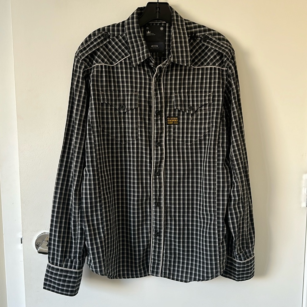 Shirt man, chest pockets with flap button closure.